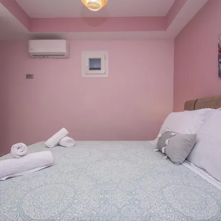 Hypatia Apartment *