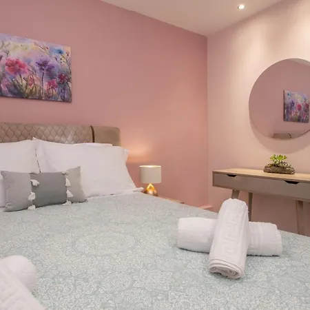 Hypatia Apartment *